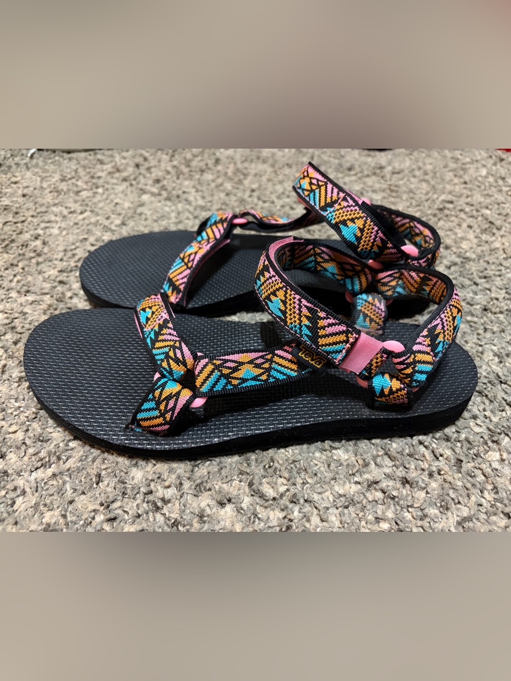 Womens size 10 Original Boomerang Pink Teva Sandals